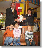 Blau-Gold-Präsident Joachim Ackermann überreicht Kindergartenleiterin Marion Gustorff symbolisch ein Sparschwein [Foto: KG Blau Gold]