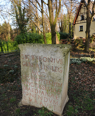 Nachbildung des Diana-Steins (Aufgenommen 2011); Die Inschrift lautet: 