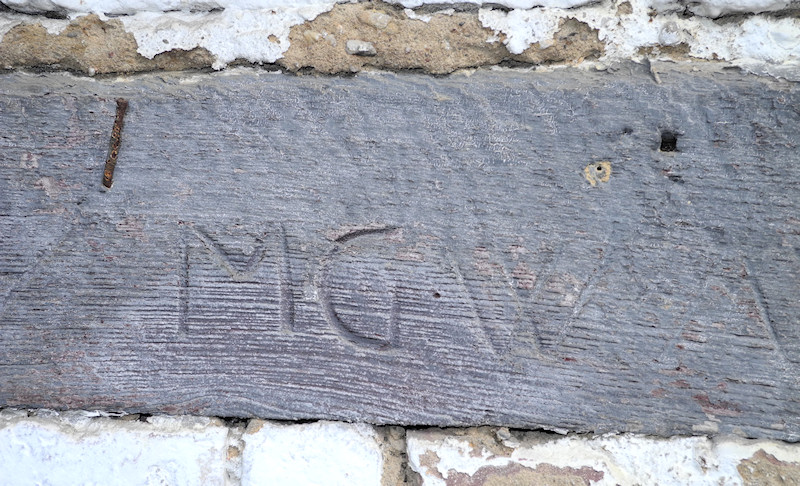Auch im Innenhof findet sich in einem Balken die Inschrift: PW  MGW ANO 1805.