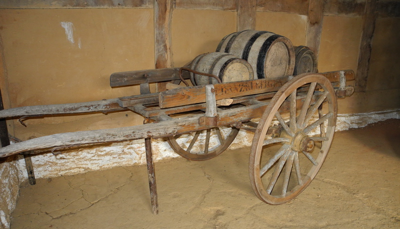 Zweirädriger Karren mit Weinfässern, das Haupttransportmittel bis ins 20. Jahrhundert hinein (LVR-Freilichtmuseum Kommern, Mechernich-Eifel)