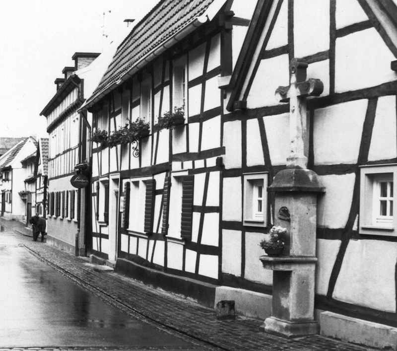 Die drei Häuser nach der Instandsetzung der Straße zur 1100-Jahrfeier 1988 (Foto: Lieselotte Nerlich)