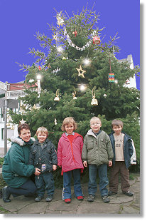Helga Schell mit Kindern der Kindertagessttte Metzental, die den Weihnachtsbaum am Kelterplatz schmckten